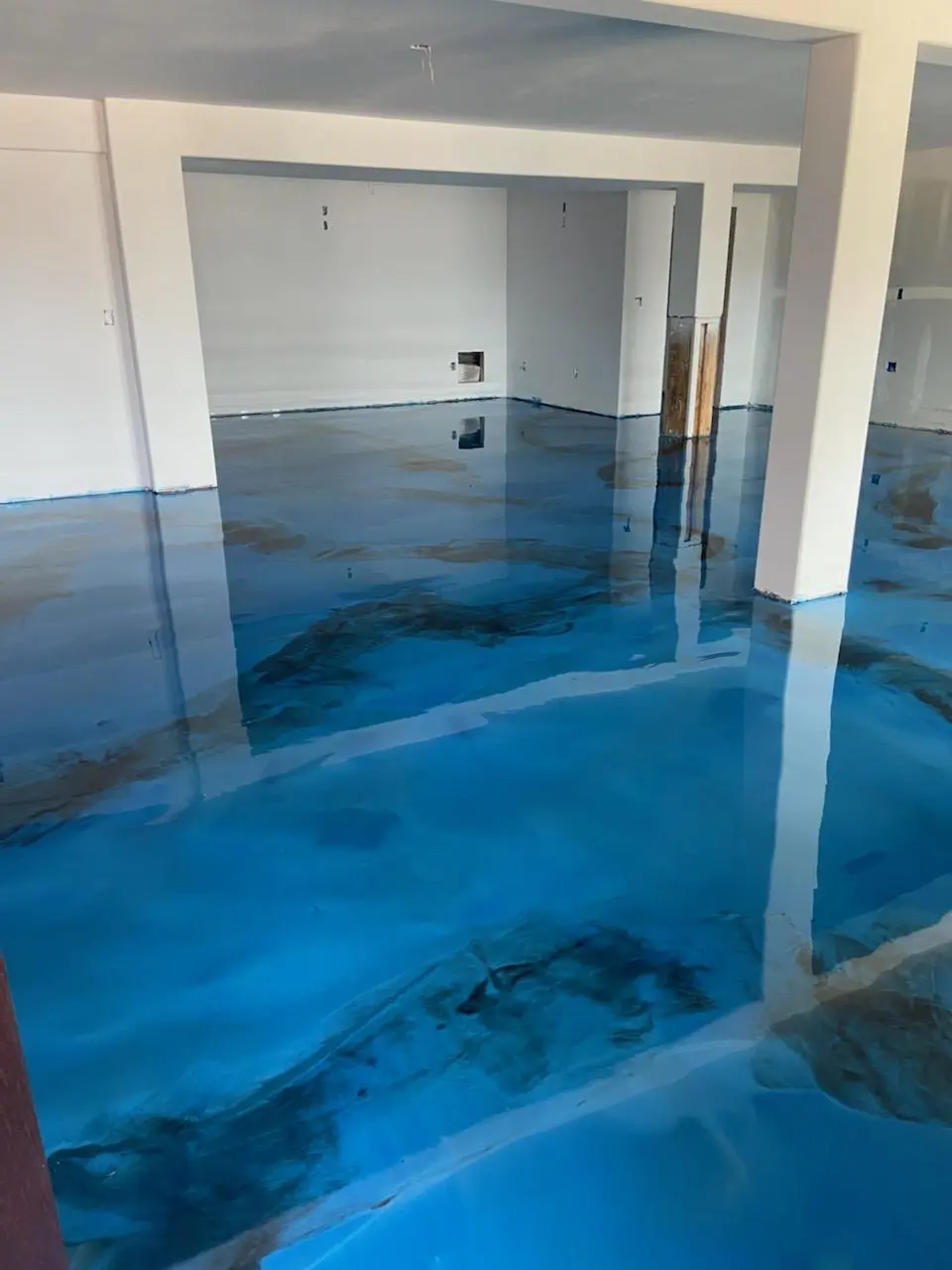 Metallic floor blue finish